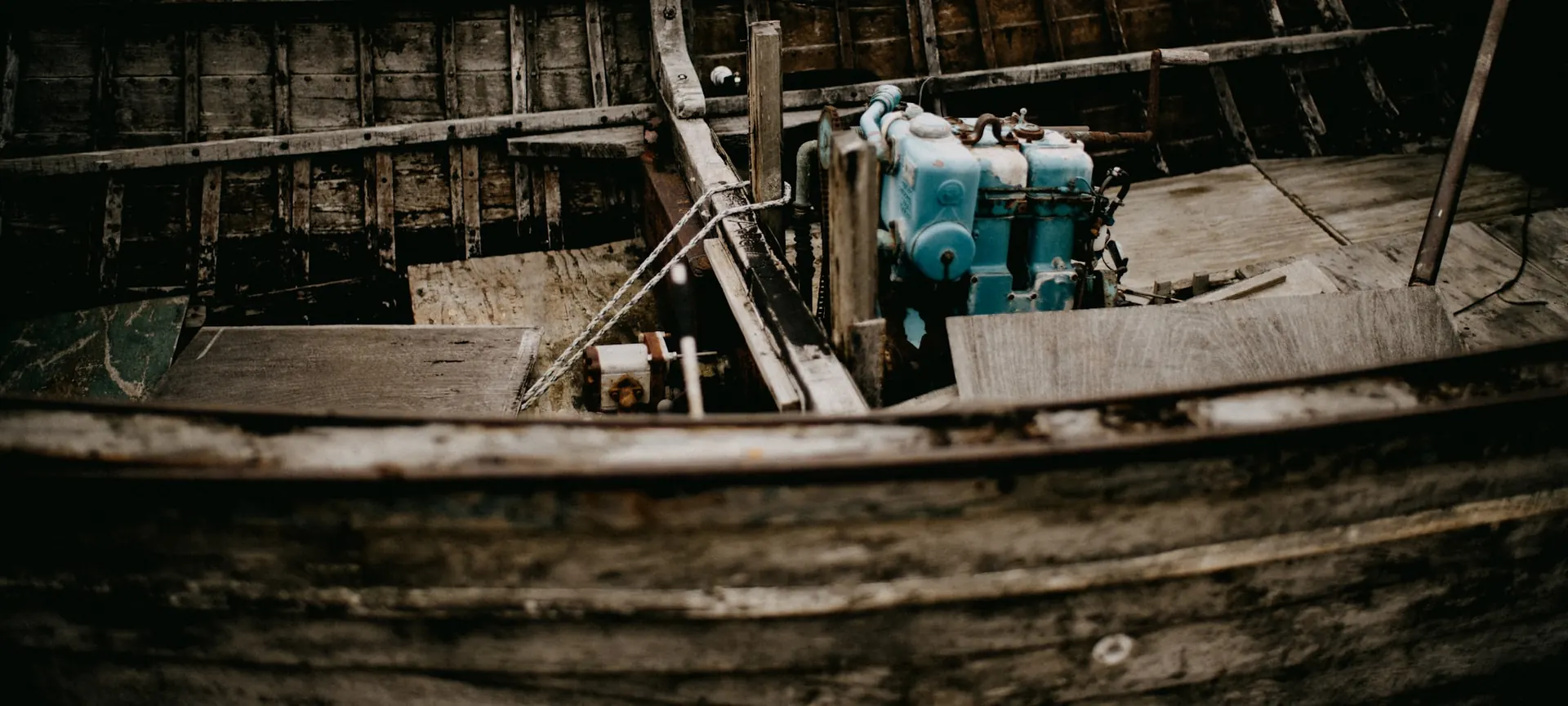 Blå marinemotor i en åpen trebåt