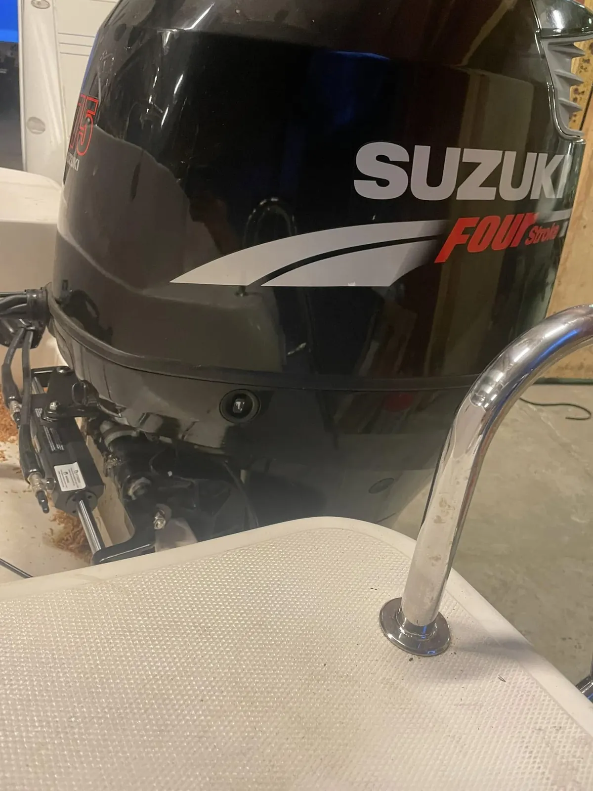 Suzuki 75 firetakts påhengsmotor på akterspeilet inne i hallen